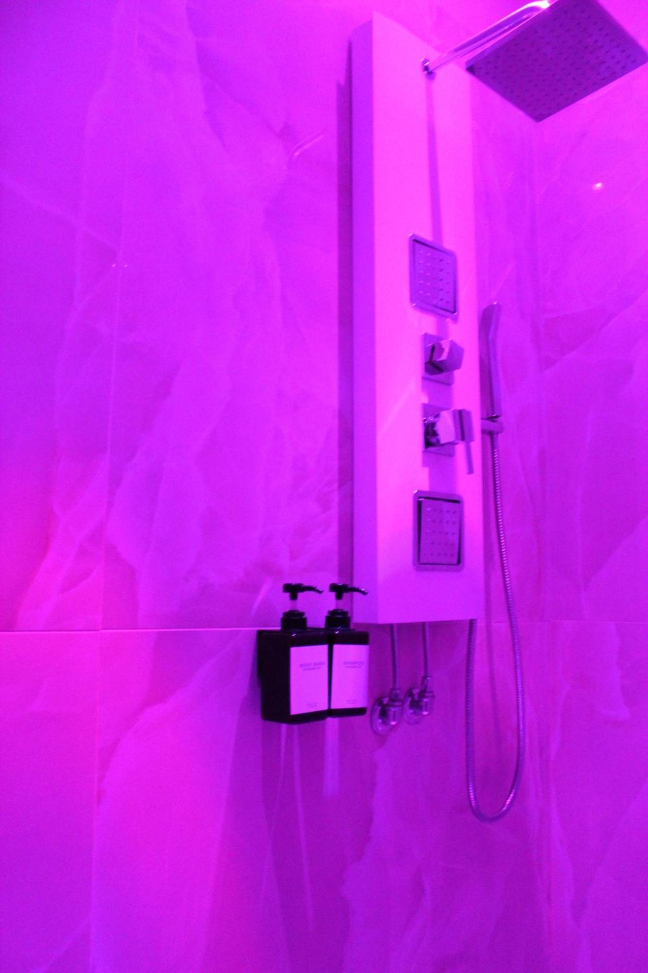 Blackwoody Contemporary Rooms - Napoli Centro Storico Via Toledo Exterior photo