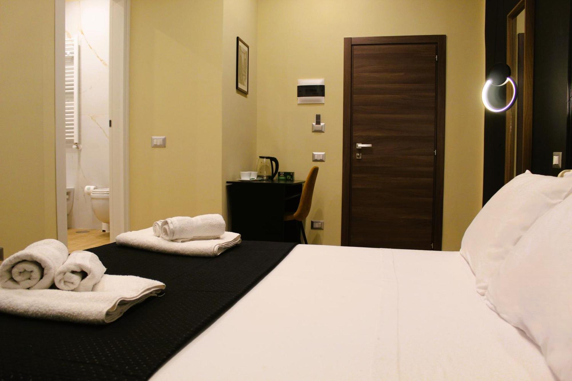 Blackwoody Contemporary Rooms - Napoli Centro Storico Via Toledo Exterior photo
