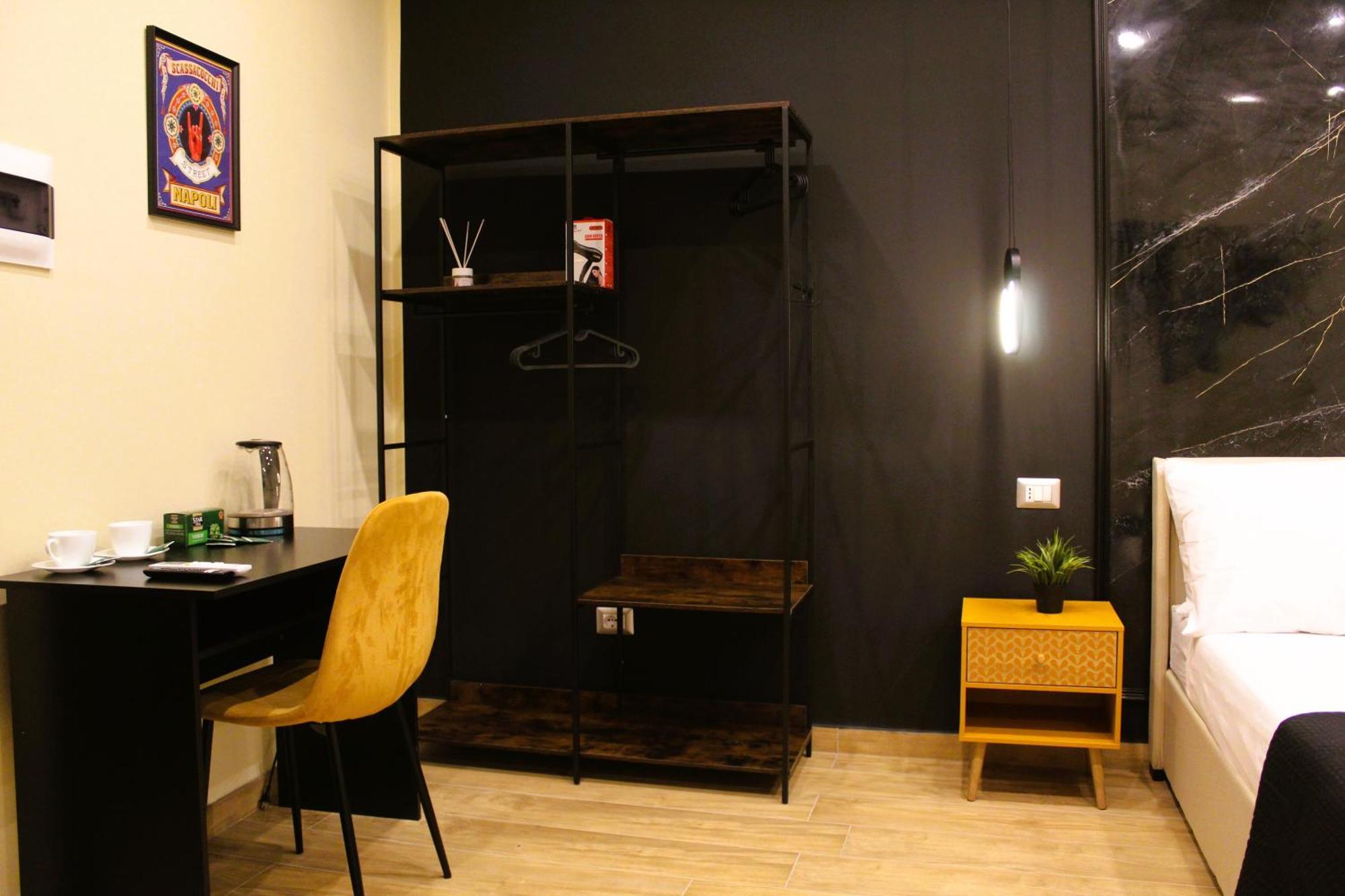 Blackwoody Contemporary Rooms - Napoli Centro Storico Via Toledo Exterior photo