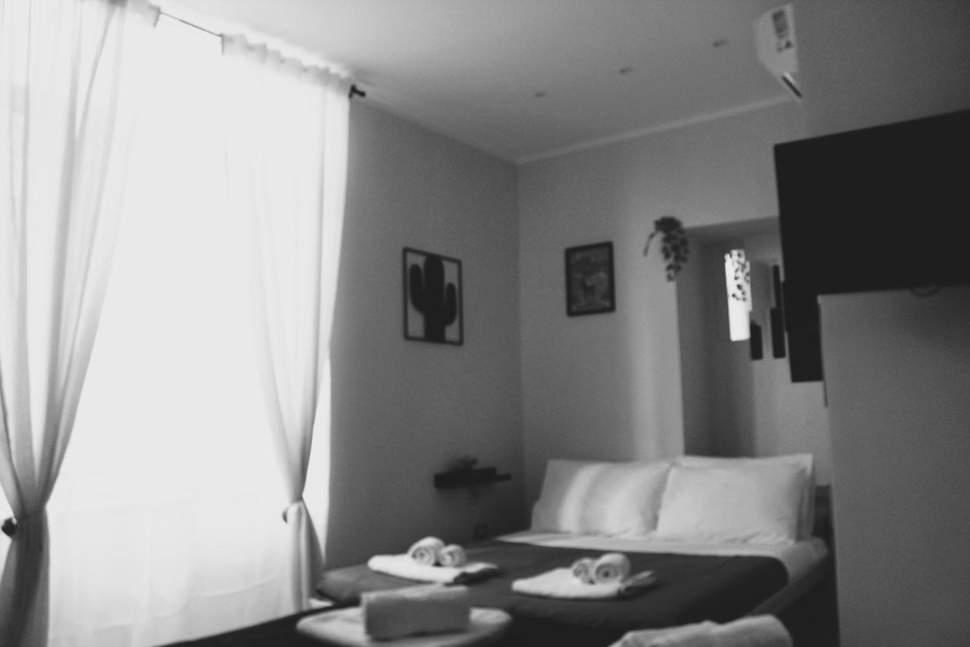 Blackwoody Contemporary Rooms - Napoli Centro Storico Via Toledo Exterior photo